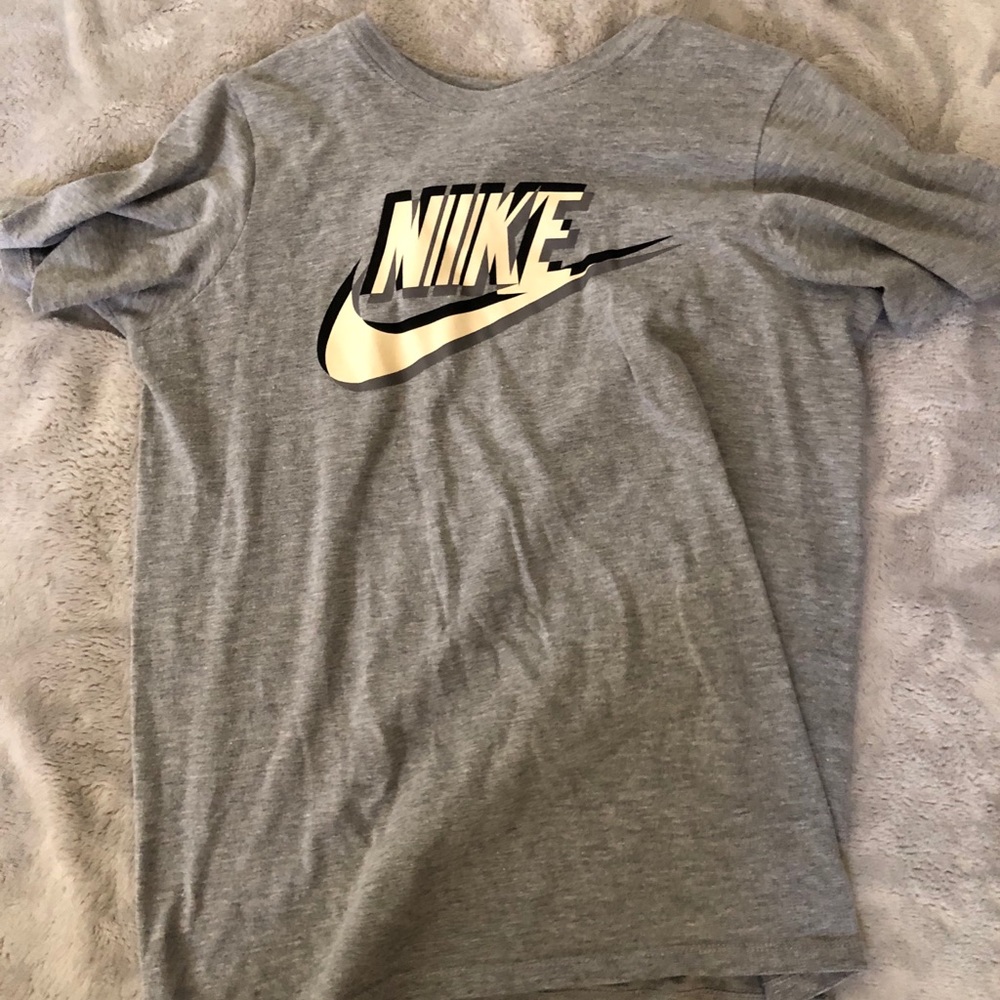 BOYS grey nike tee